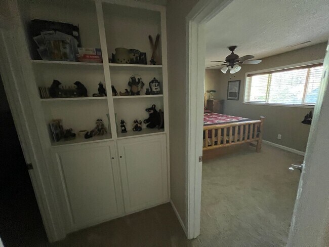 Building Photo - Fully furnished condo with pool