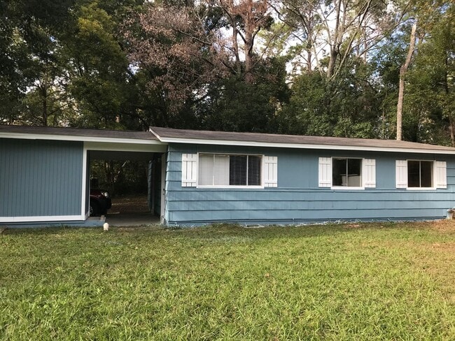 Building Photo - 3/1 on corner lot! Available now!