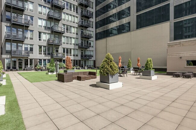 Building Photo - 565 W Quincy St