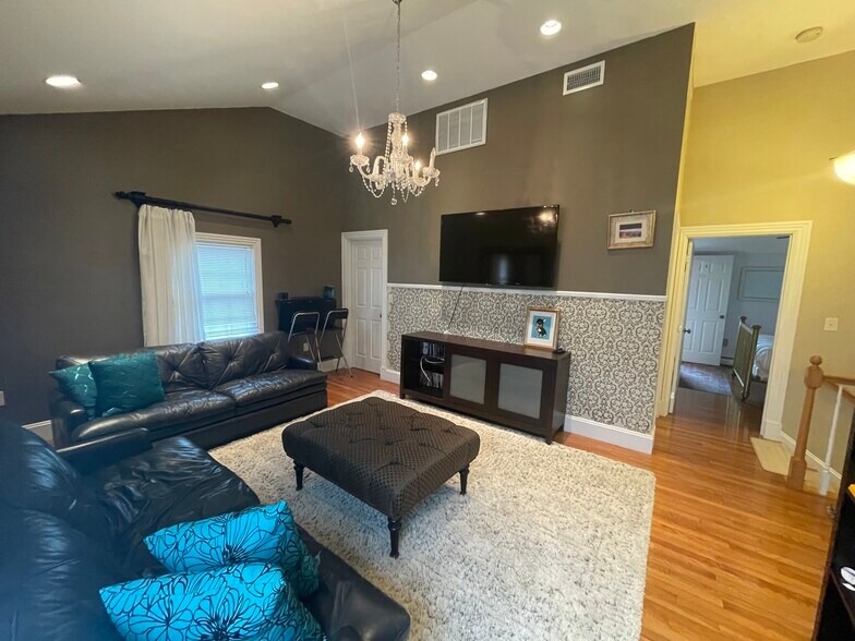 Building Photo - 14 Oak St