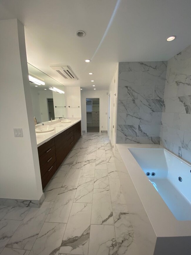 Building Photo - Manoa 5 Bedroom, 3.5 Bathroom, 2-Car Garag...