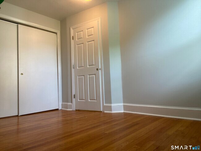 Building Photo - 304 Buckingham St