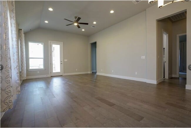 Building Photo - 717 Pinnacle View Dr