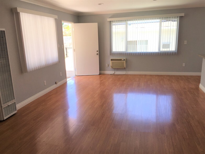 Living room - 546 Salem St