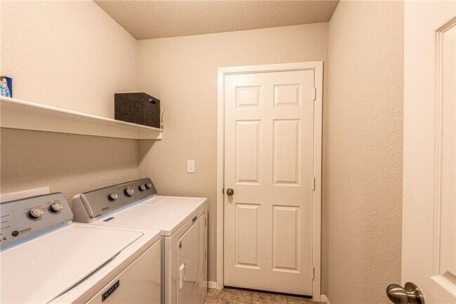 Building Photo - Fantastic 3 Bedroom Home