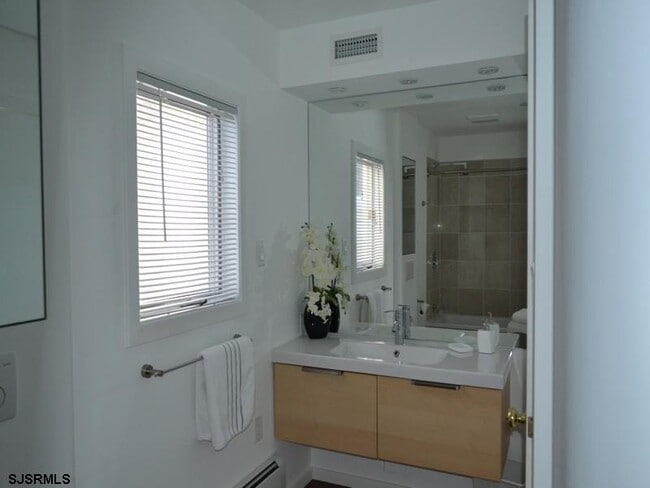 Building Photo - 110 S Richards Ave