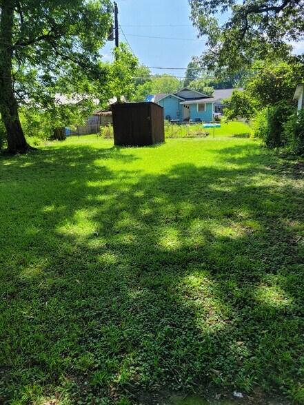 Backyard - 913 Virginia Ave