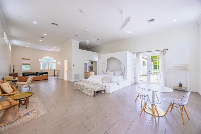 Building Photo - 717 Forest Hill Blvd