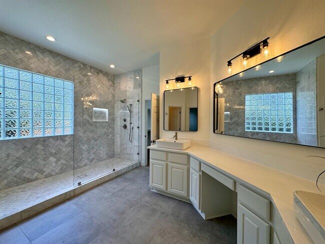 Building Photo - 3000 Welton Cliff Dr