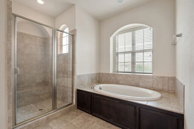 Building Photo - 2640 Venice Dr