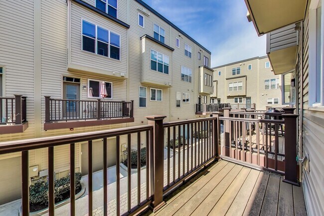 Building Photo - Stunning 3BD/3.5BA luxury 4-level townhouse in Great Location!