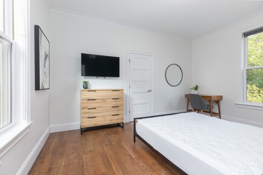 Building Photo - 121 Centre St