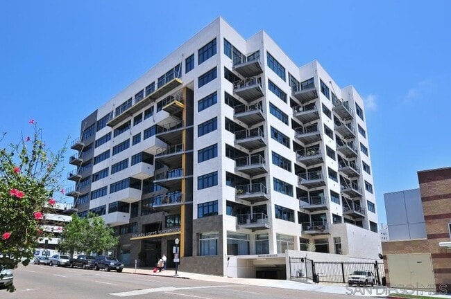 Building Photo - 2 bedroom downtown, 2 bath and 2 parking spaces.  View! (Solara Lofts)