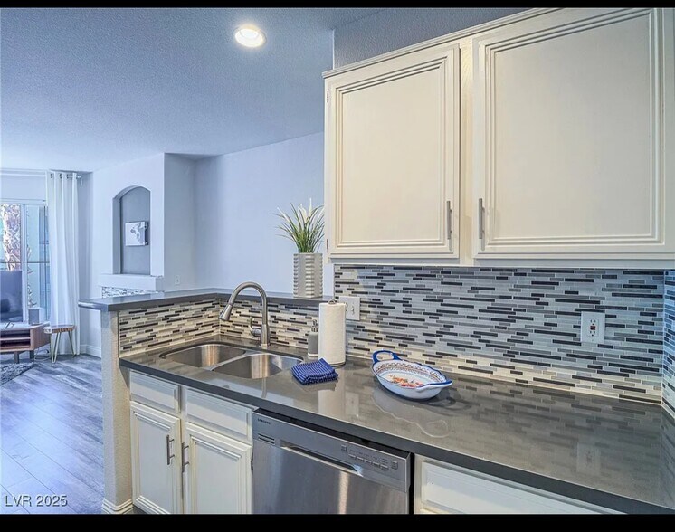 Building Photo - 7111 S Durango Dr