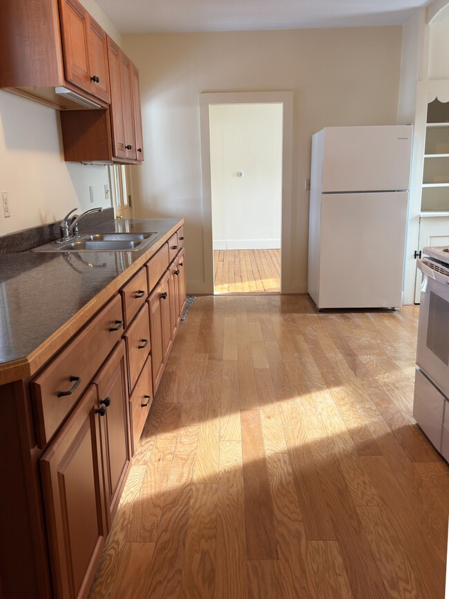 Building Photo - 14 Maple St