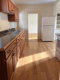 Building Photo - 14 Maple St