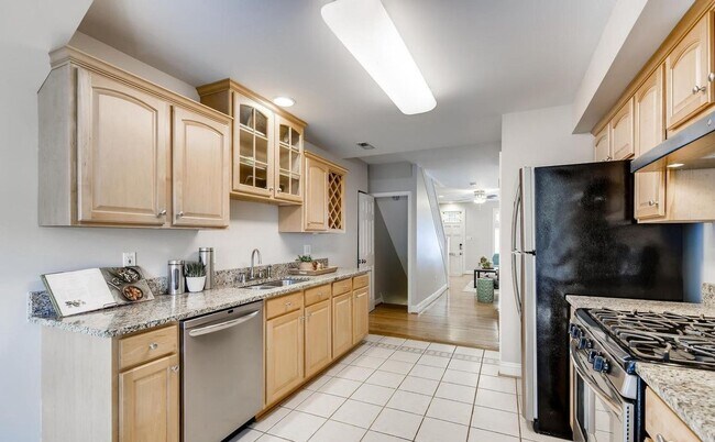 Building Photo - Charming 3 Bedroom/2.5 Bathroom Townhome with Finished Basement in Canton, MD!