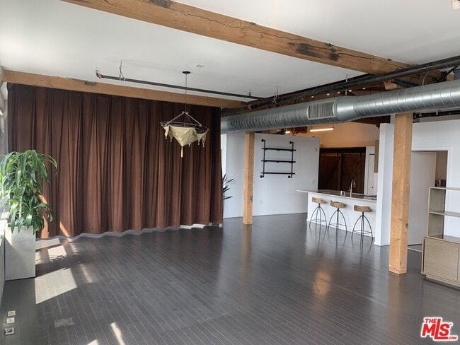 Building Photo - 530 S Hewitt St