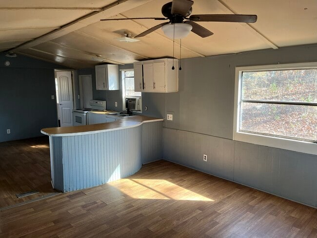 Building Photo - 6706 Skyview Dr SE