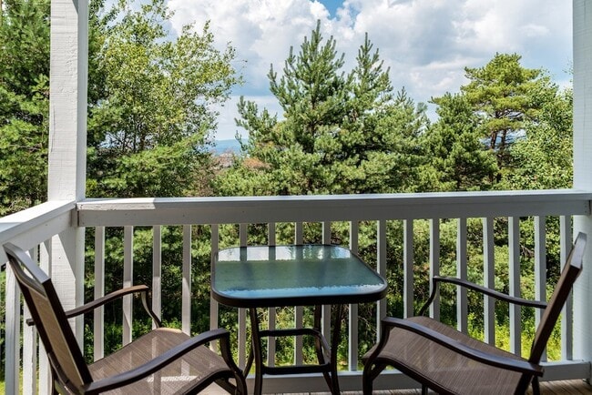 Building Photo - One Bedroom Contempoary Style Apartment on the Second Floor