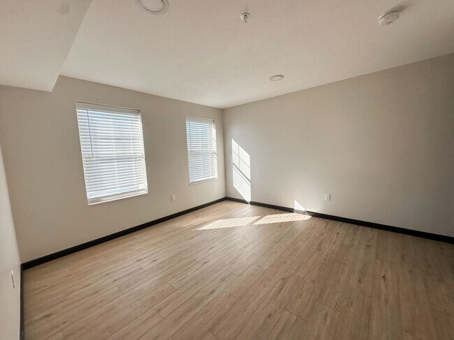 Building Photo - New! Beautiful 1 Bed, 1 Bath Apartment in PRIME location! Furnished & Unfurnished Options Available!