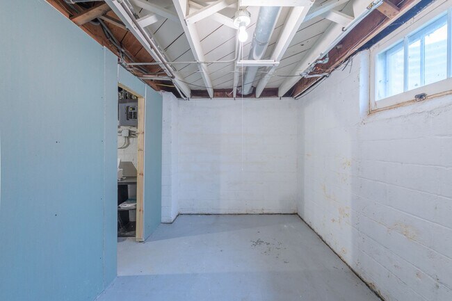 Building Photo - awesome 2 bed 1 bath Pet Friendly in Minneapolis Available for Lease
