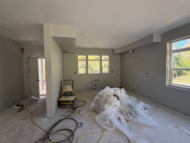 Building Photo - Brand New - Big 5 bedroom House
