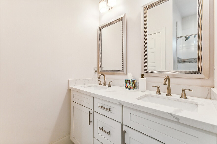 Ensuite Bath to Primary - 8911 Apple St