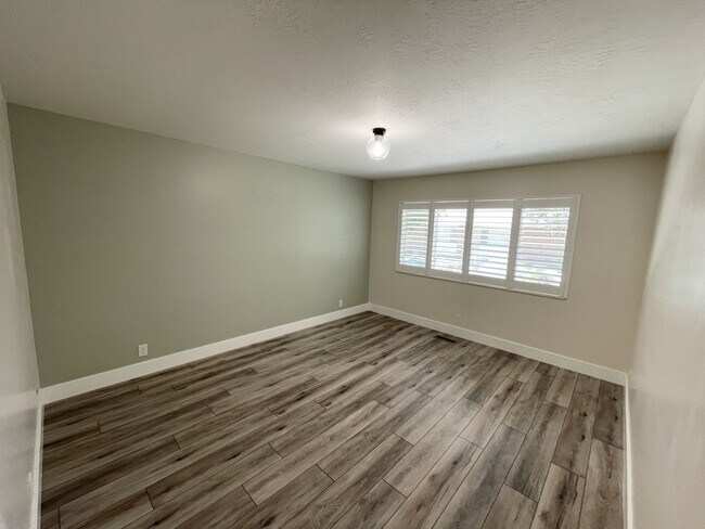 Building Photo - 852 E Three Fountains Dr