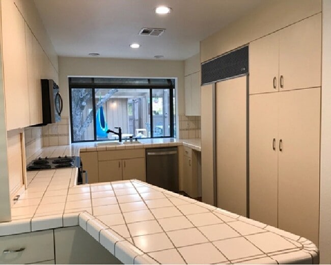 Building Photo - Beautiful 3BD/2BA Home with Landscaped Oas...