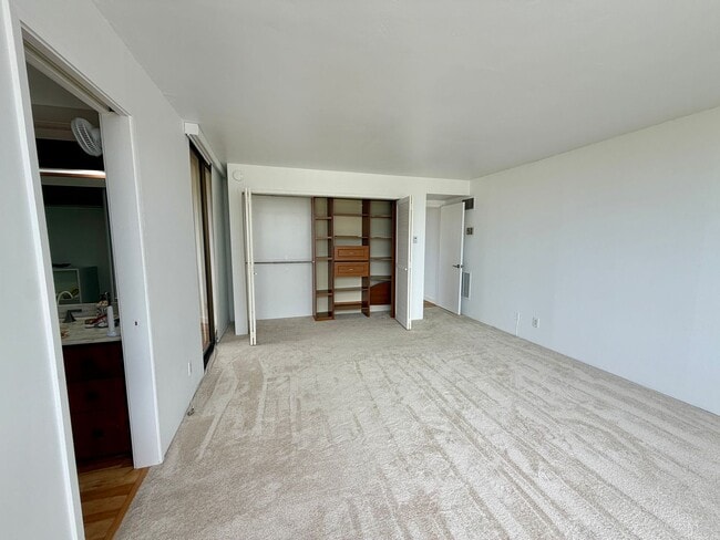 Building Photo - Luxury High-Floor Condo with Panoramic Ocean & Diamond Head Views | 2 Parking | Great Building Am...