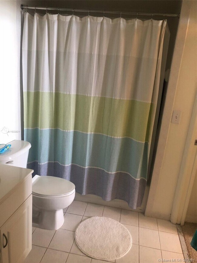 Building Photo - 215 SW 42nd Ave