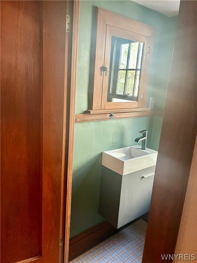 Building Photo - 385 Berryman Dr