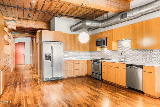 Building Photo - 530 S Hewitt St