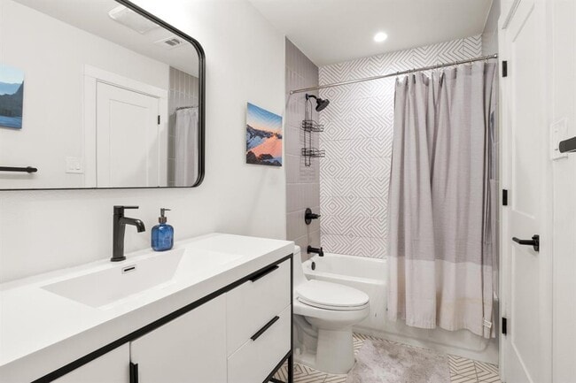 Building Photo - 1213 Hollow Creek Dr