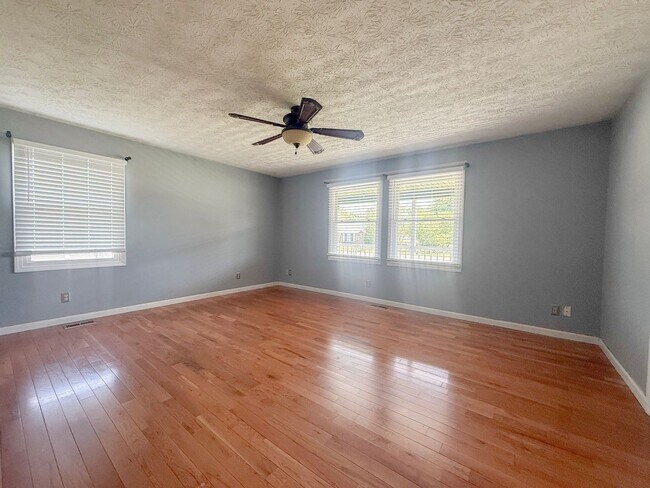 Building Photo - Sunroom, 2-Car Garage & Lawn Care Included | Pet-Friendly Cookeville Home