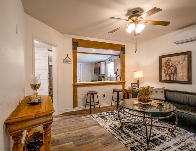 Building Photo - 103 N Ave Q