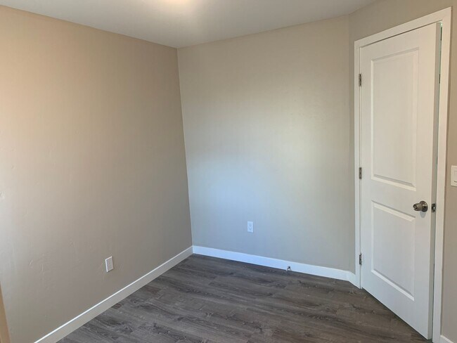 Building Photo - Nice 3 bedroom unit with Pool!  (Lease out, pending signatures. Check back in a few days!)