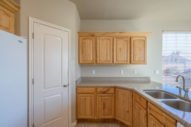 Building Photo - Beautiful St. George Home - Community Pool...