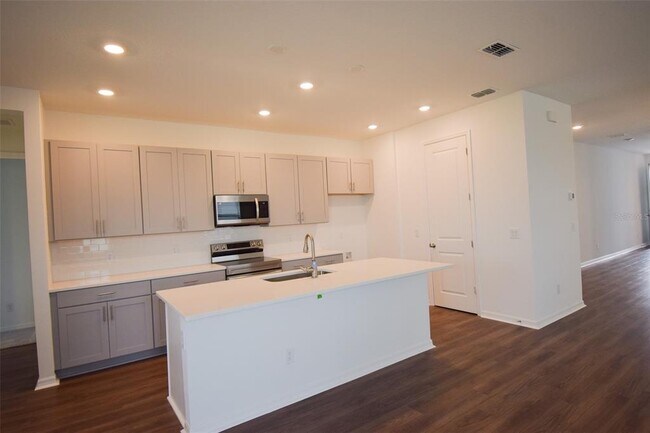 Building Photo - 2370 Lancashire St