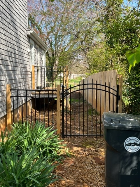 Side Entry - 803 Grove St