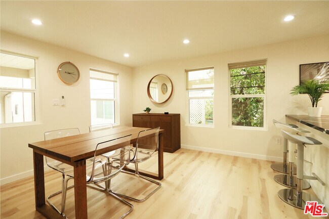 Building Photo - 9042 Phyllis Ave