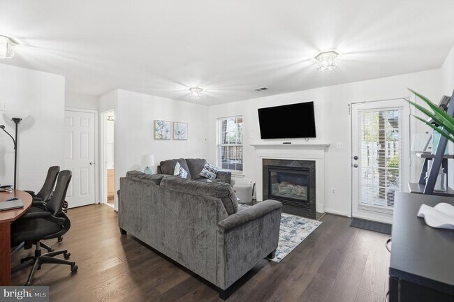 Building Photo - 18525 Sierra Springs Square