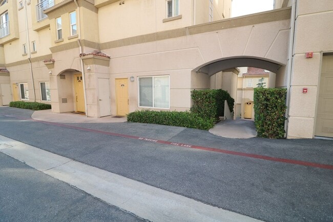 Building Photo - Gated Bella Montagna's  1/bedroom condo in Woodland Hills!