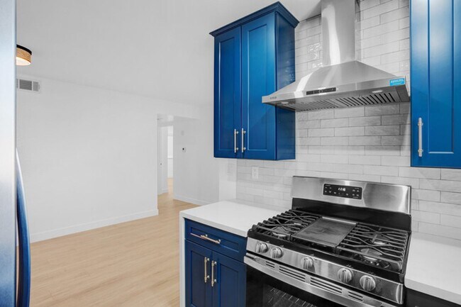 Building Photo - Fully Renovated 2 Bed / 2 Bath Upstairs Unit – Modern Finishes | 2 Parking | Alhambra
