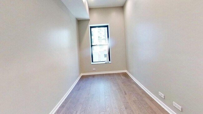 Building Photo - Just Rehabbed Top Floor River North One Be...