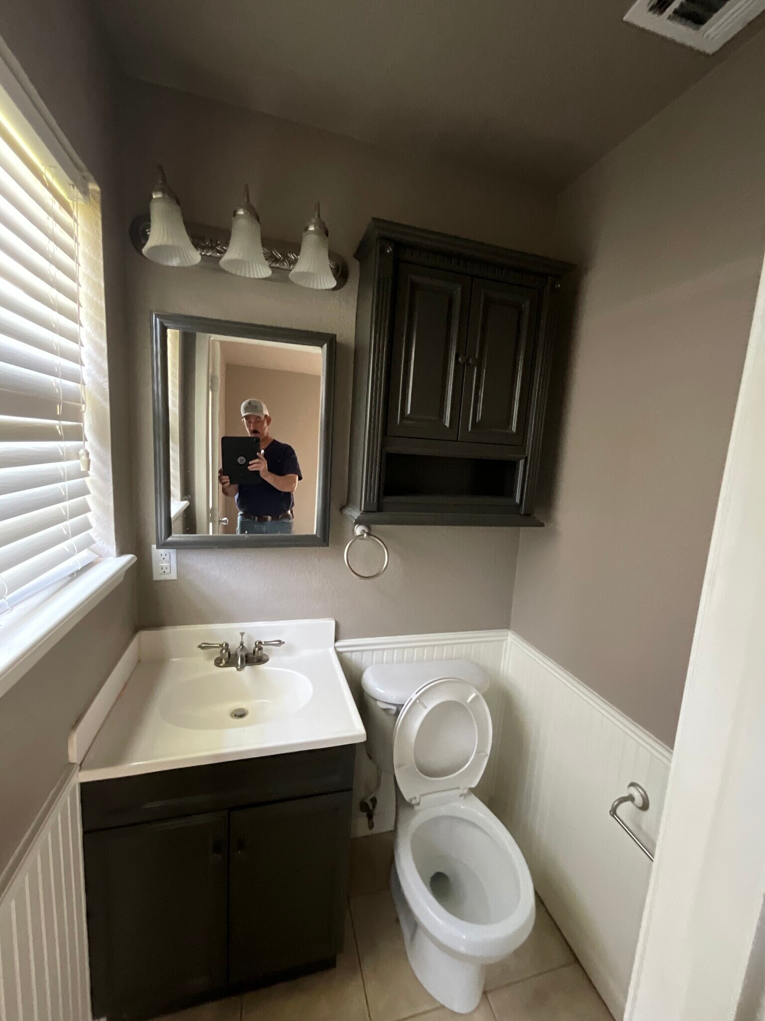 1/2 bathroom in master. - 3517 Swan St