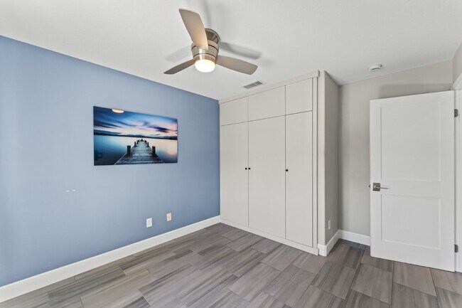 Building Photo - "Spacious 3-Bedroom Retreat with Modern Co...