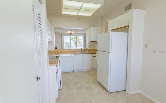 Building Photo - 7902 Sailboat Key Blvd S
