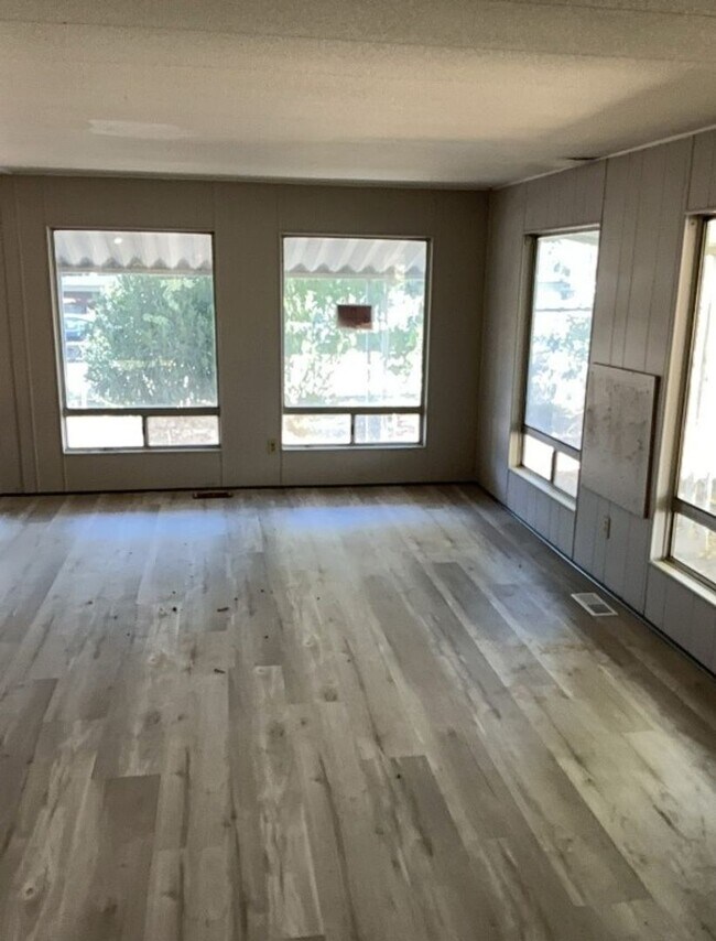 Building Photo - Inviting 3-Bedroom, 2-Bath Manufactured Ho...